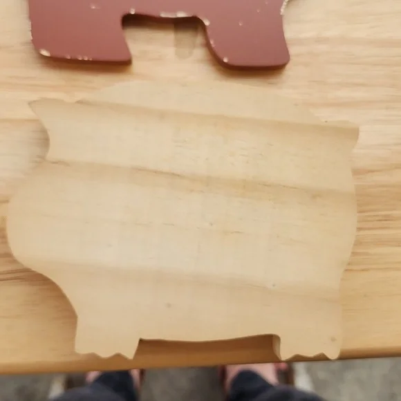 2 -- WOODEN CARVED π PIGS WALL HANGING. - Picture 3 of 7